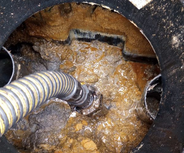 Underground Grease Trap Overflow – Grease Management Services Grease trap overflowing from an underground unit, showing the urgent need for professional grease management services. Los Angeles Grease Trap Cleaning Experts.
